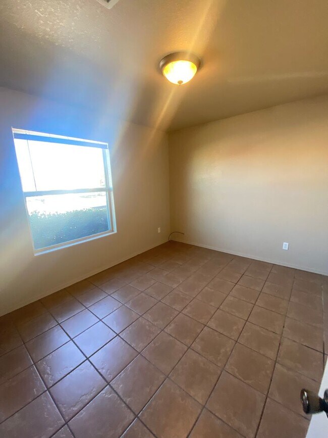 Building Photo - 4 Bedroom, 2 Bathroom House Available Now!