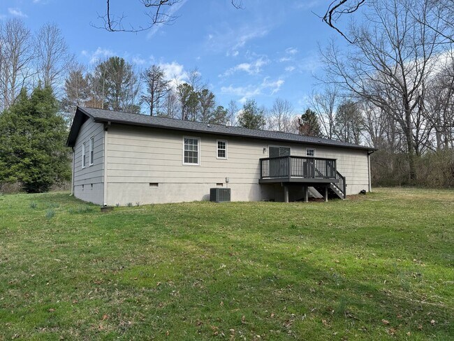 Building Photo - 3-bedroom, 2-bath brick ranch in Black Mountain