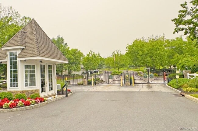 Building Photo - 54 Fairways Dr
