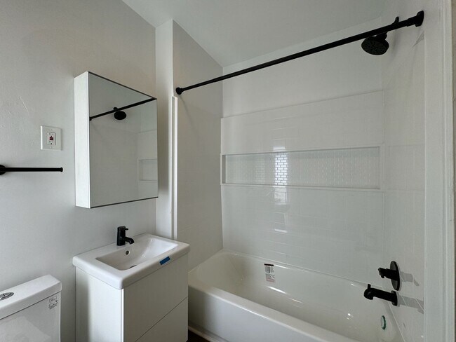 Building Photo - 7 Bed/3 Bath Mins. from UC Campus $750/pp ...