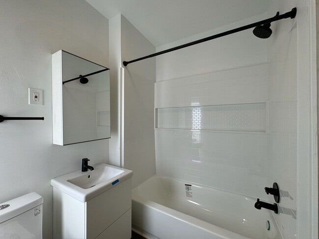 Building Photo - 7 Bed/3 Bath Mins. from UC Campus $775/pp ...