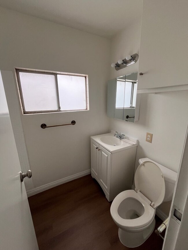 Building Photo - 1 Bedroom/1Bath Located in Downtown Long B...