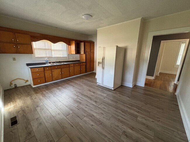 Building Photo - COMING SOON! 3 beds and 1 Bath-  DEPOSIT-FREE Renting option thru OBLIGO! Deposit Alternative ava...