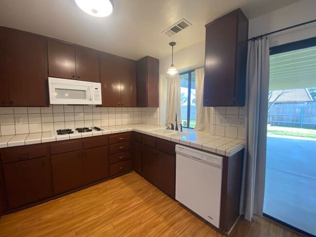 Building Photo - 1947 Henshaw Ave