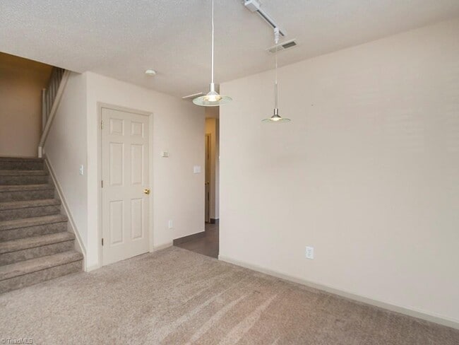 Building Photo - Immaculate Maintenance Free 3 bedroom/2.5 bath Townhouse in Rachel's Keep community off West Wend...