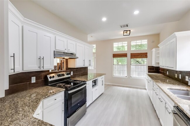 Building Photo - 1002 Oakridge Dr