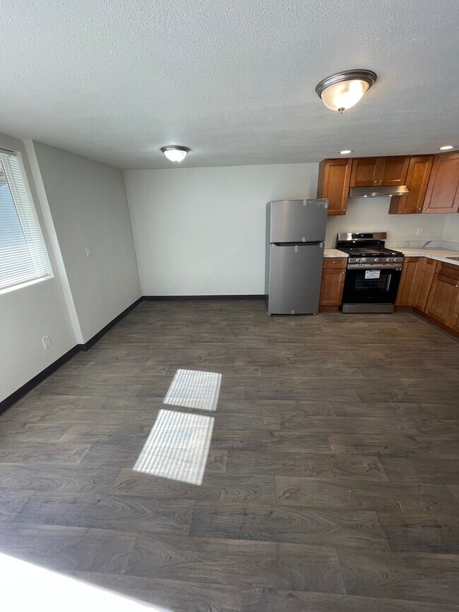 Dining area - 1805 NE Hillaire Ct