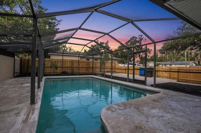 Building Photo - 1452 S Evergreen Ave