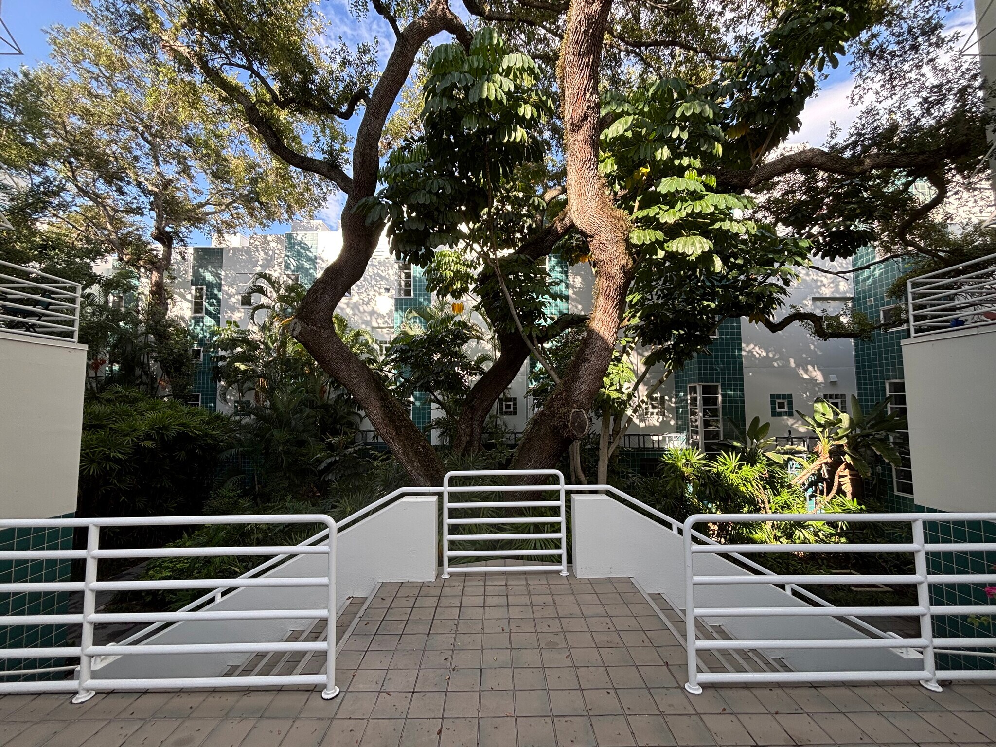 Building Photo - 4950 Bayshore Blvd