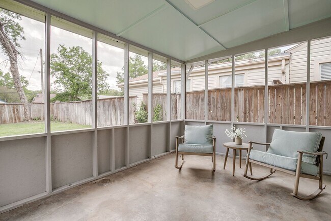 Building Photo - Pristine 2 Bed, 1 Bath Home for Rent in the Cultural District- 76107