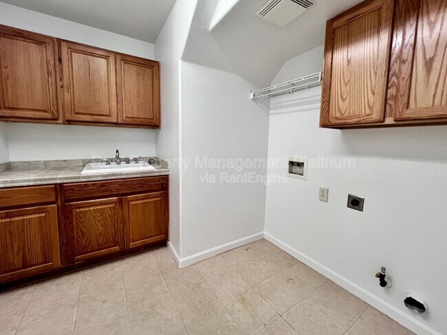 Building Photo - 6054 E Hampton Way