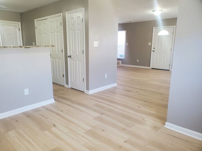 Building Photo - 1136 Drew St