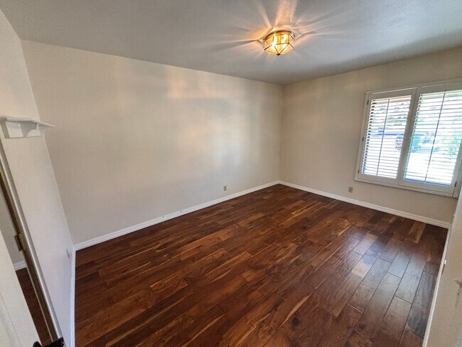 Building Photo - 3069 Charlotte St