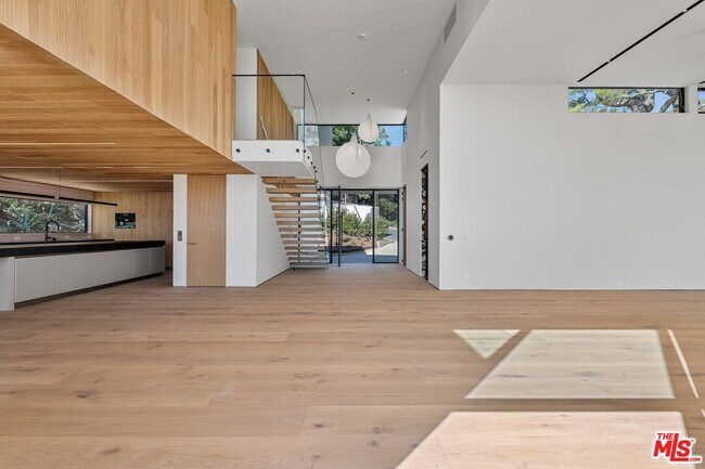 Building Photo - 2501 Banyan Dr