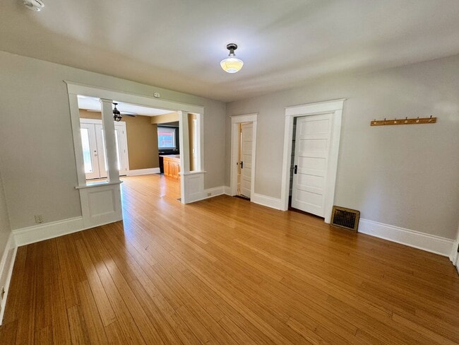 Building Photo - Beautiful 4+ Bed, 3 Bath Crafstman Home with Fenced Yard near St. Johns