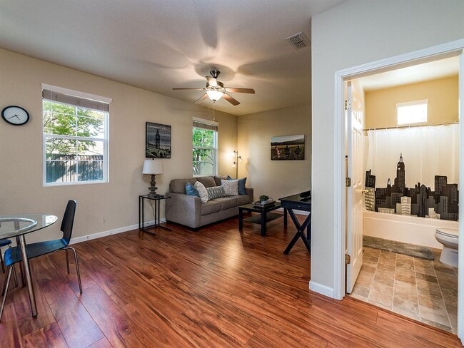 Building Photo - Beautiful Enclave updated unit!