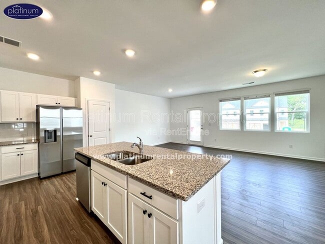Building Photo - 5770 Thornton Dr