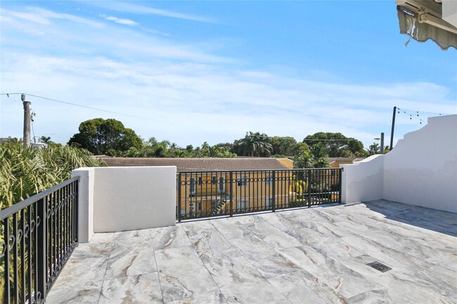 Building Photo - 732 NE 15th Ave