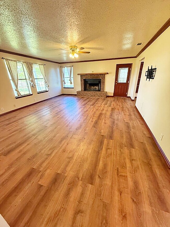 Building Photo - Nice 3 Bdrm 2 Bath Home in Decatur Texas