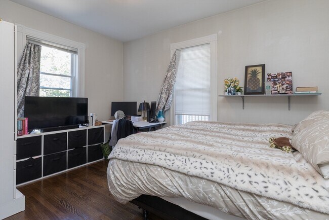 Building Photo - 420 E 6th St