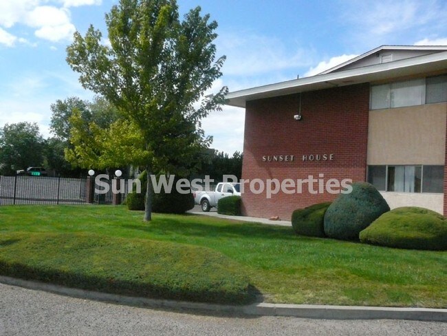 Building Photo - Gated Community!