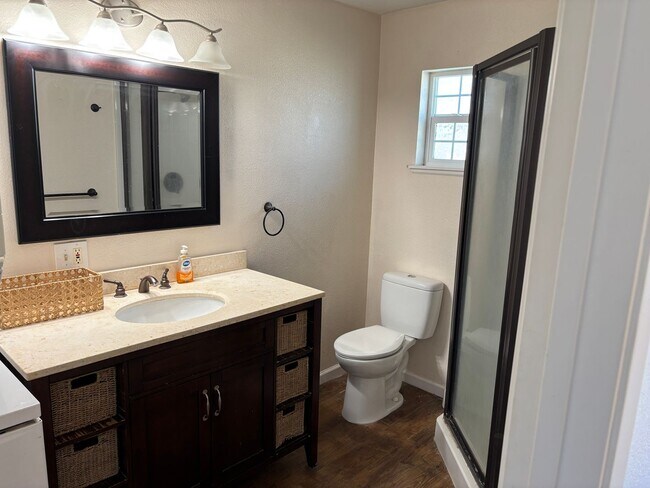 Building Photo - Cozy Duplex