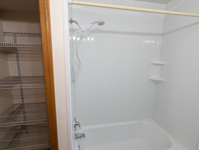 Building Photo - 2-bed 1-bath Apartment