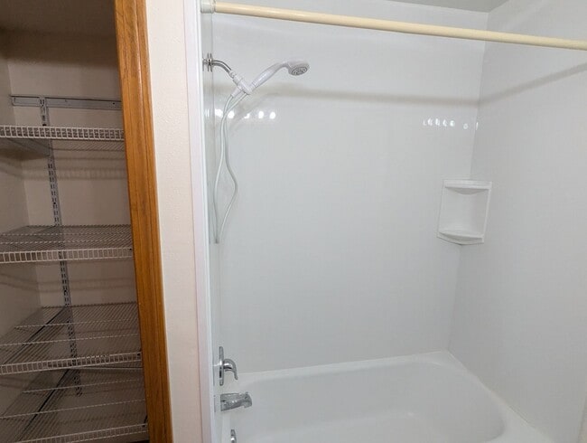 Building Photo - Great Location! 2-bed 1-bath Apartment