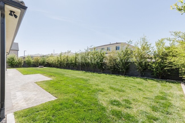 Building Photo - Gorgeous 5 bed | 3.5 bath |  Custom Home with RV Garage in Tonaquint!