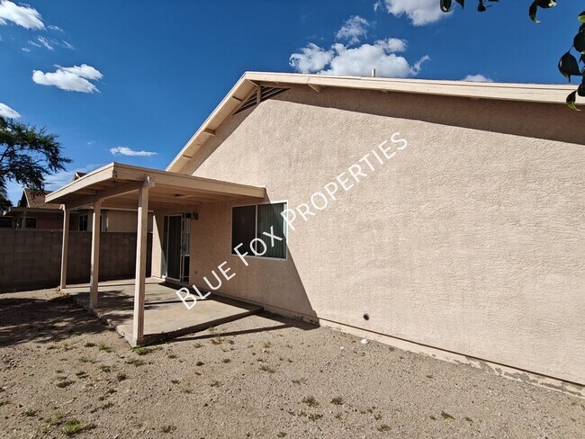 Building Photo - 7960 S Lennox Ln