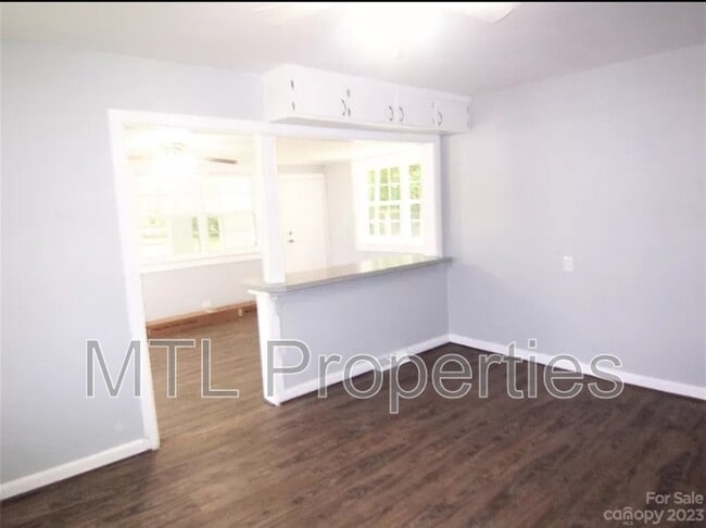 Building Photo - 1722 Kings Rd