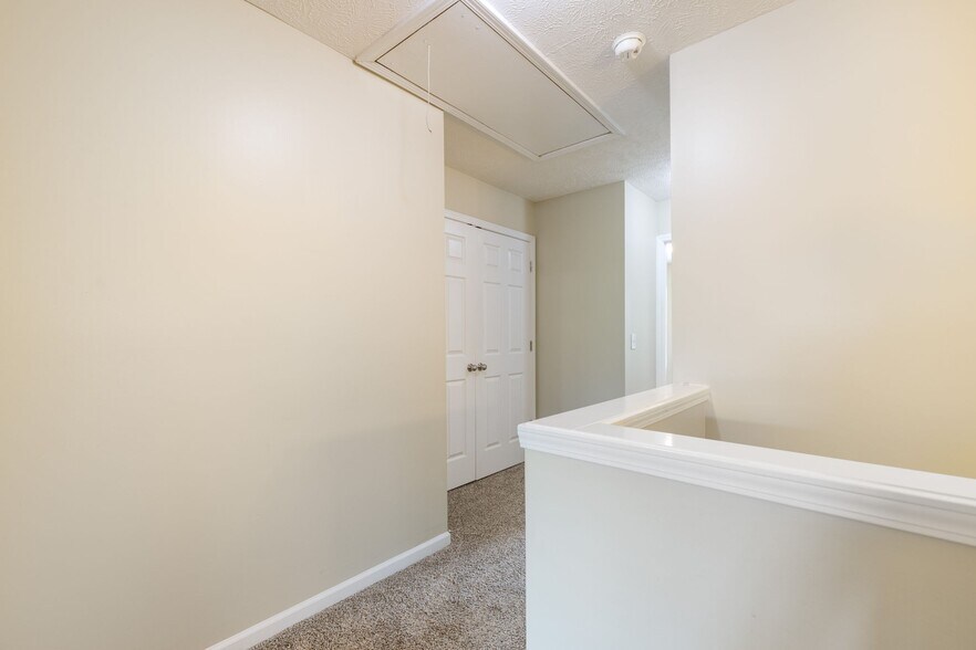 Building Photo - 8104 Valley Oak Dr