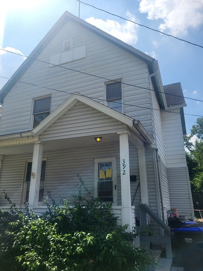 Building Photo - 392 Meek St