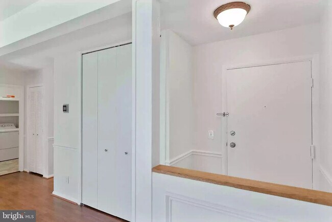 Building Photo - 221 Crocker Dr