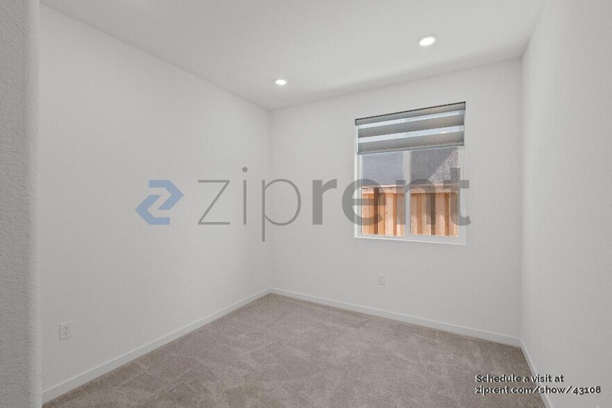 Building Photo - 1074 Osprey Dr
