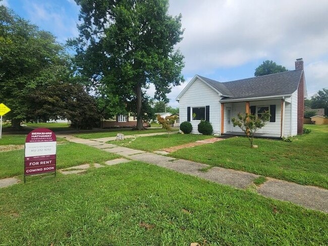 Building Photo - Bright & Inviting 2 Bedroom 1 Bathroom Home In Clinton
