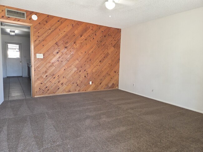 Building Photo - 1418 E Broadmor Dr