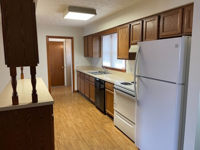 Building Photo - 5 Bedrooms, 2 Bath  House with Attached Garage
