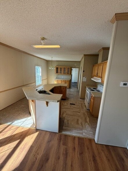 Building Photo - 486 Crooked St