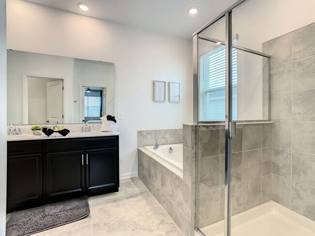 Building Photo - 9335 Sommerset Hills Dr