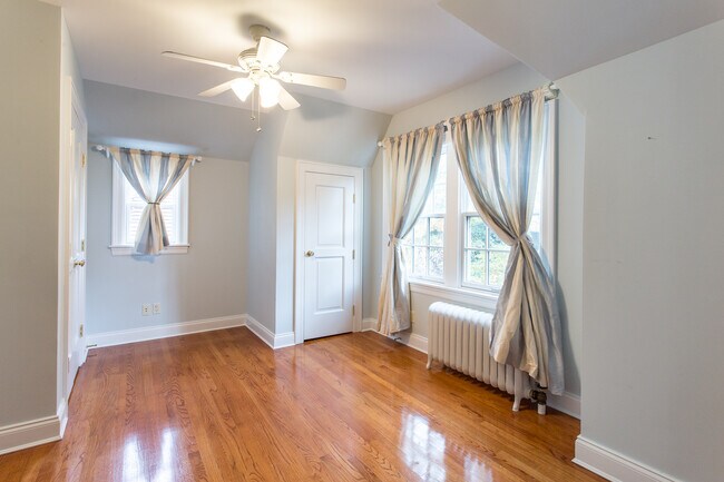 Building Photo - 161 Greenway S