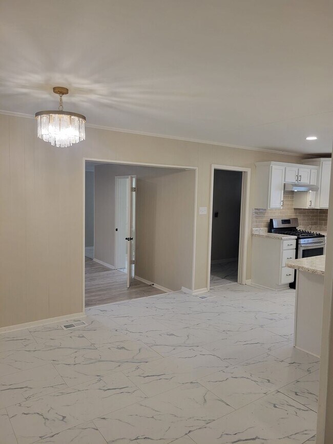 Building Photo - 6615 Blue Bird Dr