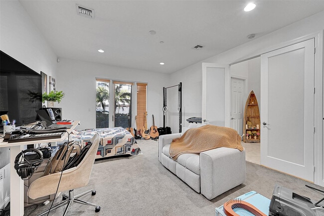 Building Photo - 1614 NE 9th St