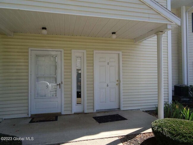 Building Photo - 1006 Greenwich Dr