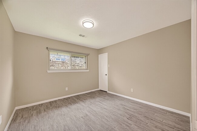 Building Photo - 7527 N Hollow Cir