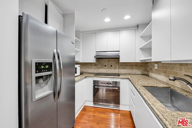 Building Photo - 723 Palisades Beach Rd
