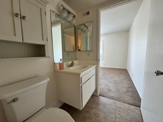 Building Photo - Beautiful bright townhome in Tierrasanta