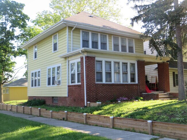 Building Photo - 826 Nuttman Ave