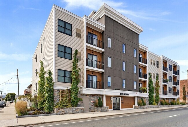 Primary Photo - 1133 N Shore Rd