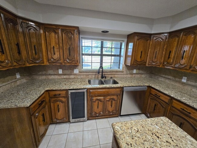 Building Photo - Stunning 4-bd 2.5 bath